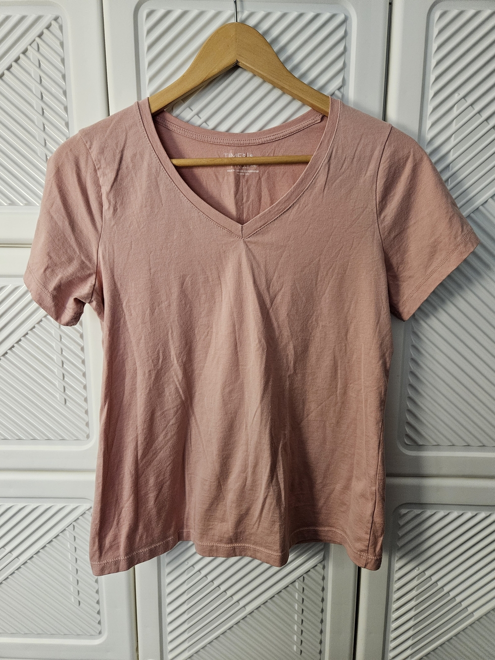 Time and Tru Dusty Rose V-Neck Short Sleeve Tee